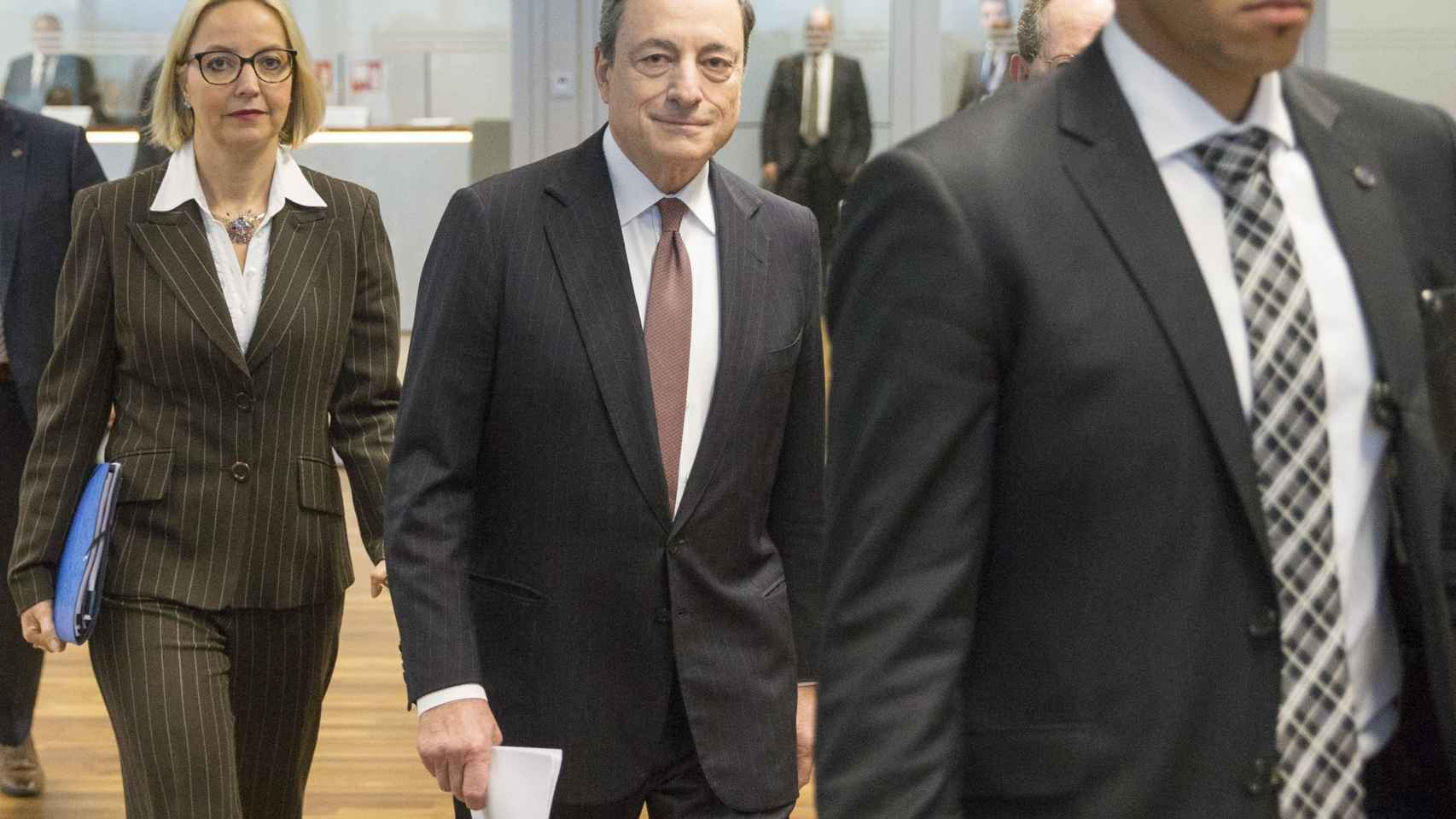 Mario Draghi a su llegada a la rueda de prensa de hoy / EFE