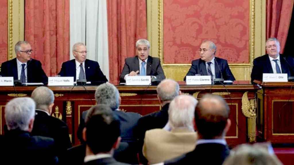 De izquierda a derecha, José Alberto Marín, presidente de la Corte Arbitral de Cataluña; Miquel Valls, presidente del Consejo General de Cámaras de Comercio catalanas; Germá Gordó, exconsejero de Justícia catalán; Pablo Llarena, presidente de la Audiéncia