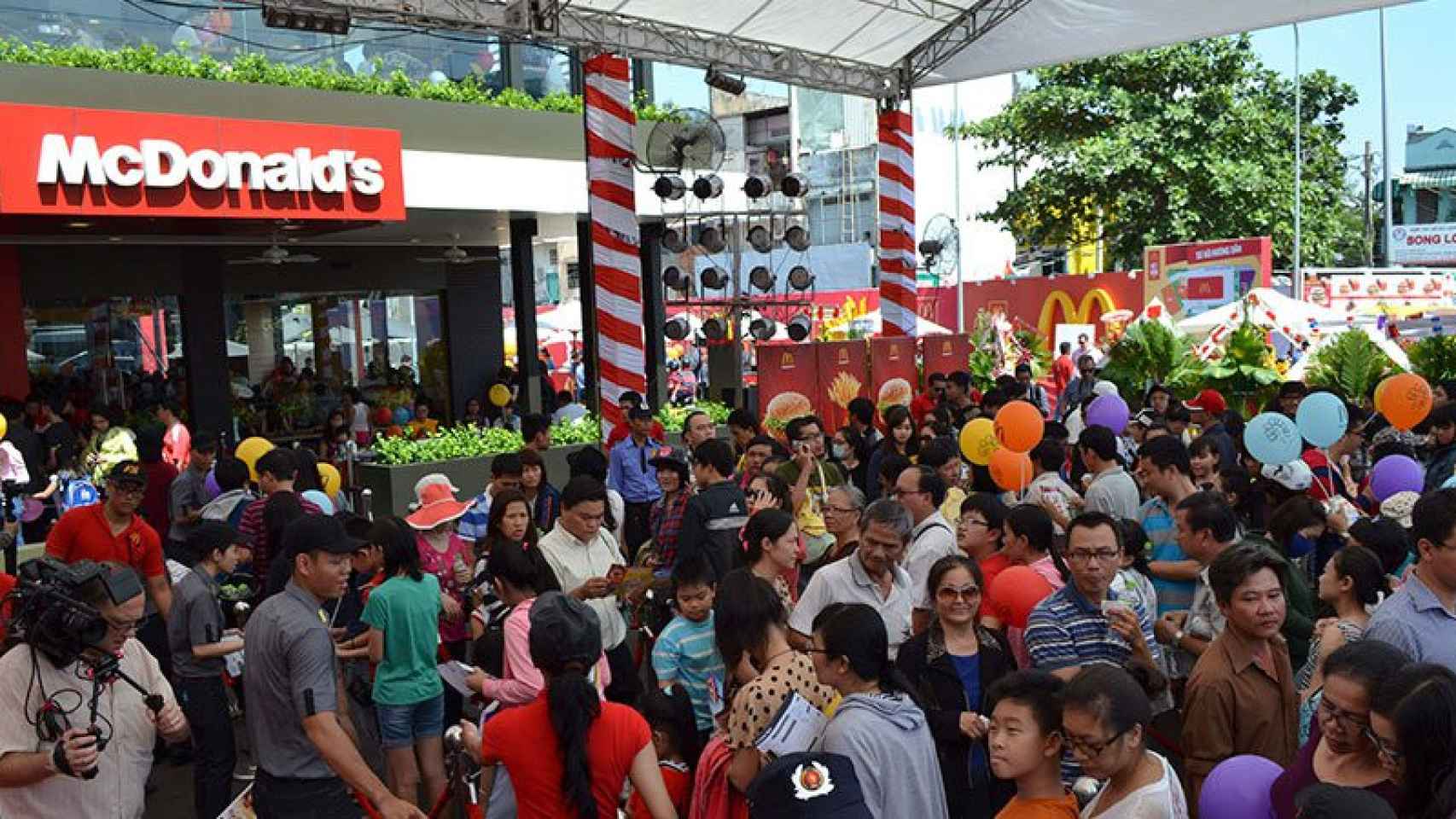 La imagen de archivo recoge la aglomeración que se produjo en Ho Chi Ming, capital de Vietnam, cuando McDonald's inauguró en 2014 su primer local.