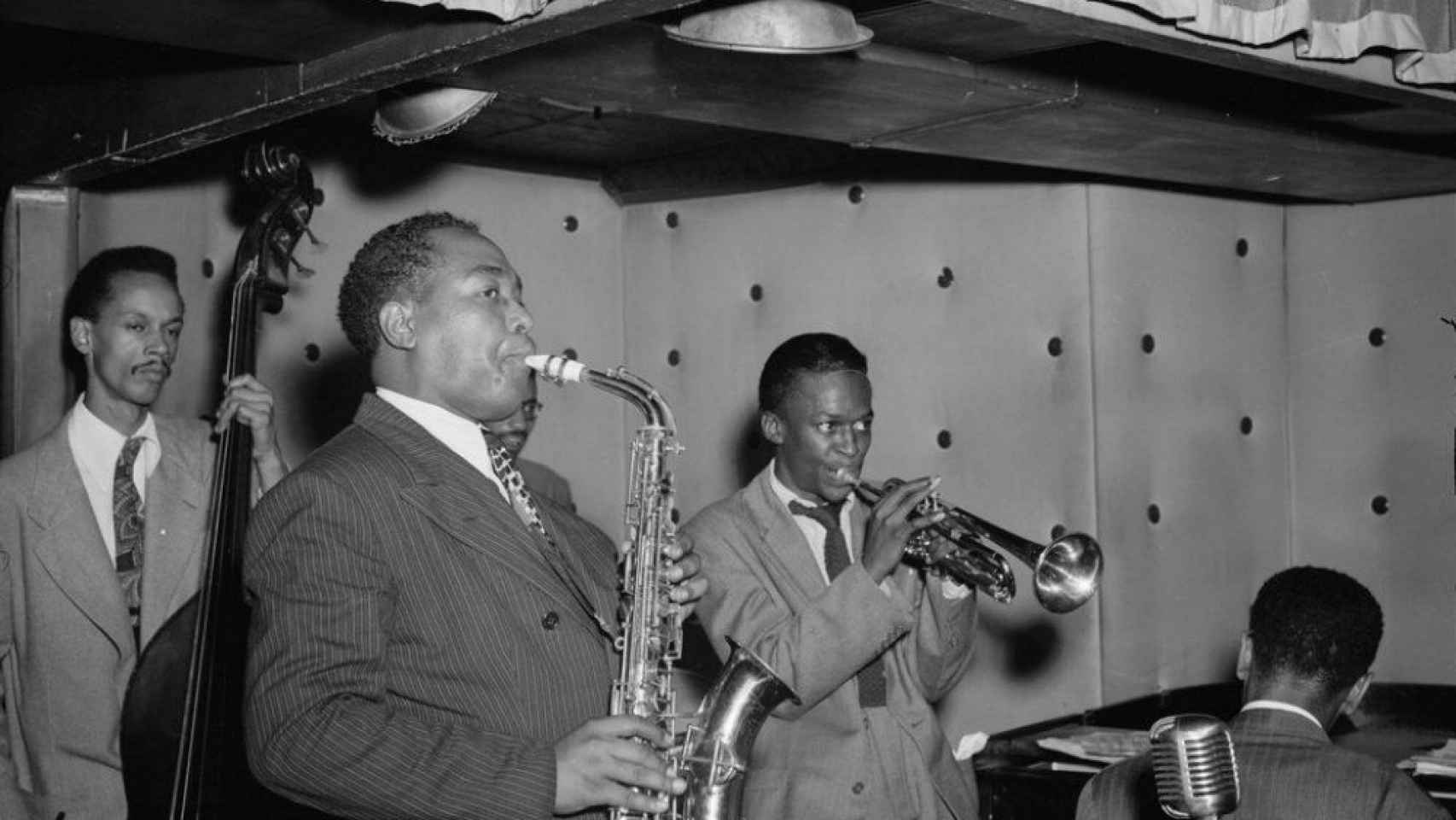 Los músicos de jazz Charlie Parker, Tommy Potter, Miles Davis, Duke Jordan y Max Roach /Creative Commons