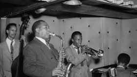 Los músicos de jazz Charlie Parker, Tommy Potter, Miles Davis, Duke Jordan y Max Roach /Creative Commons