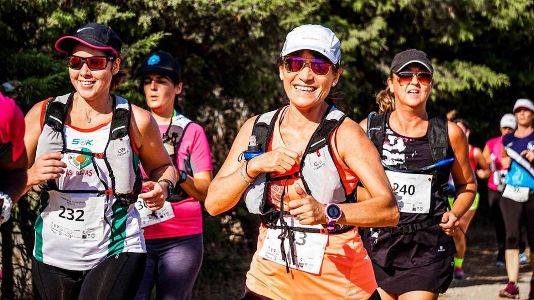 Varios deportistas corriendo una carrera con el uso de pulseras de actividad y relojes inteligentes / PEXELS