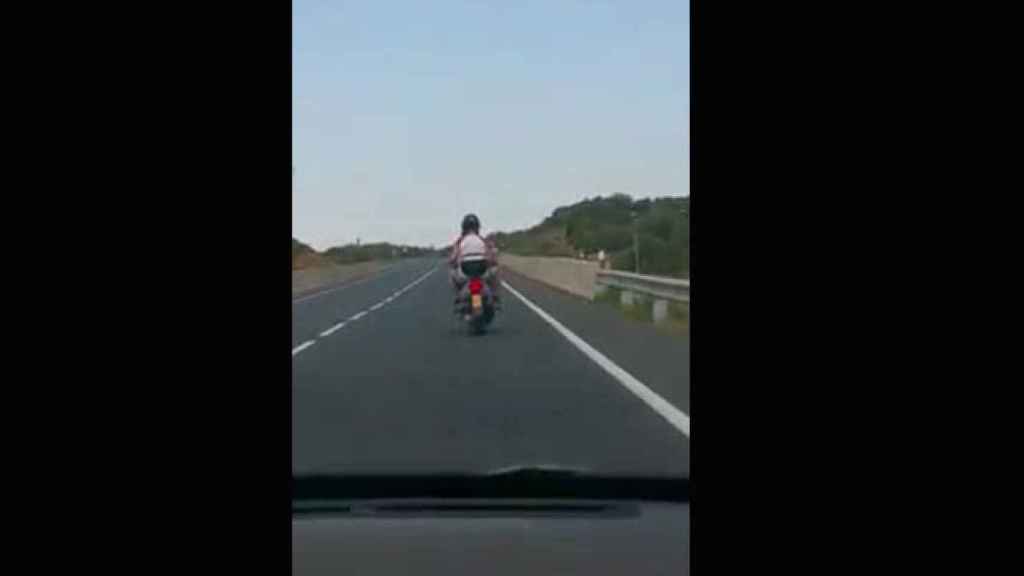 El ciclomotor, en un momento de la peligrosa marcha en Menorca / CG