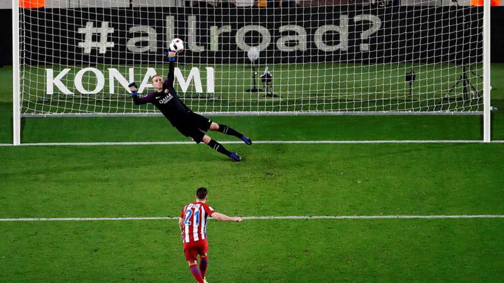 Un futbolista lanzando un penalti