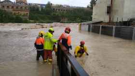 Los bomberos en Ontinyent (Valencia), tras las lluvias torrenciales que han asolado a la Comunidad Valenciana / EUROPA PRESS