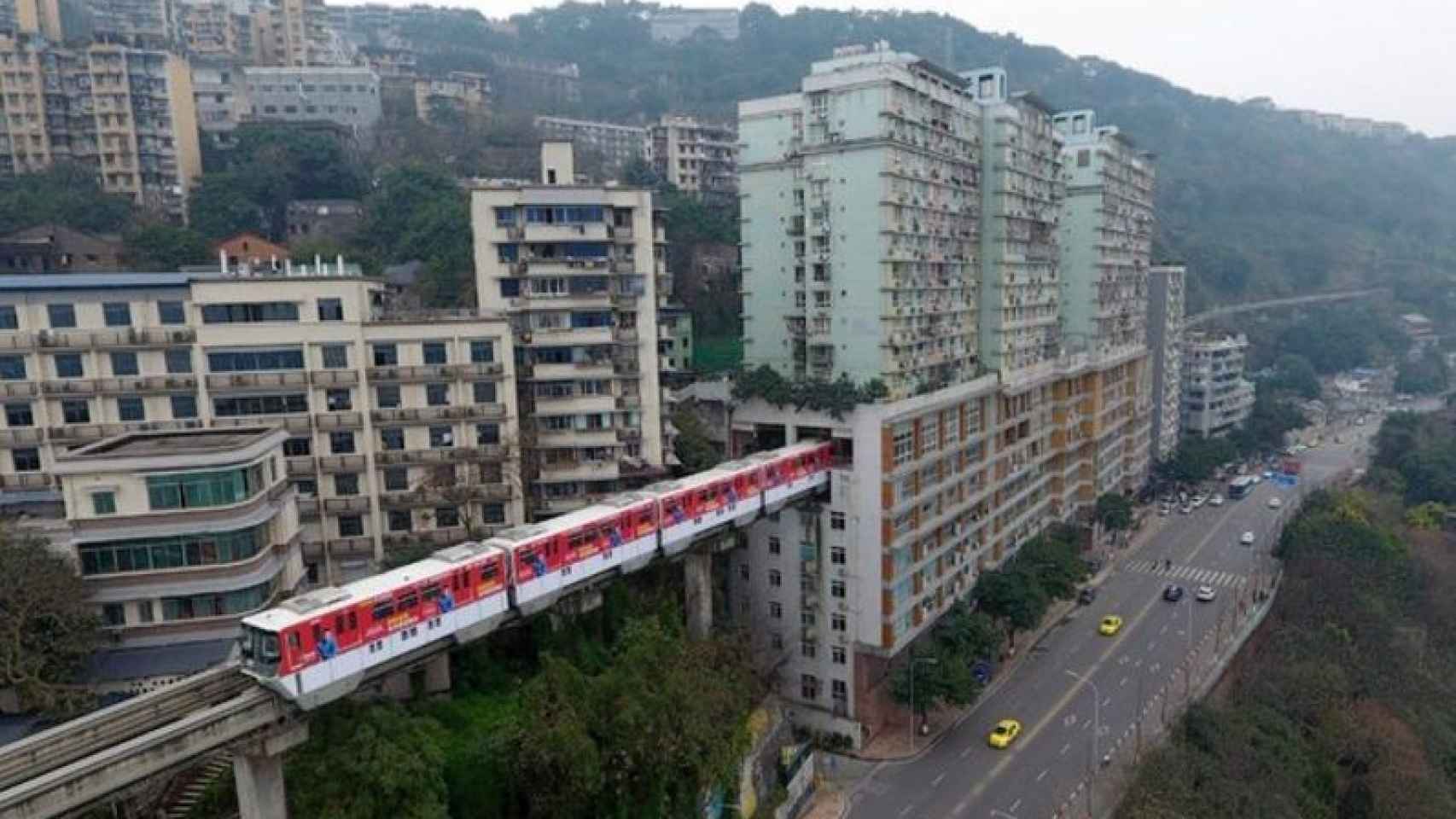 El tren circula por un edificio de 19 plantas