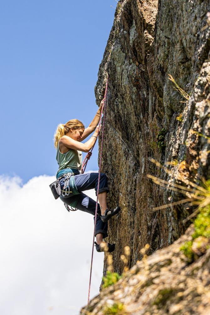 Practicando escalada usando las cuerdas / Yente Van Eynde en UNSPLASH