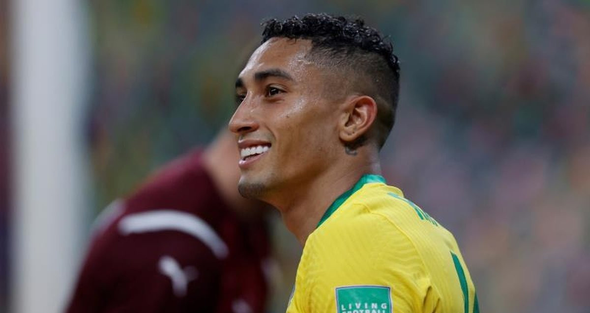 Raphinha, sonriente, en un partido con la selección de Brasil / EFE