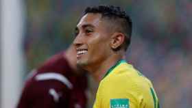 Raphinha, sonriente, en un partido con la selección de Brasil / EFE