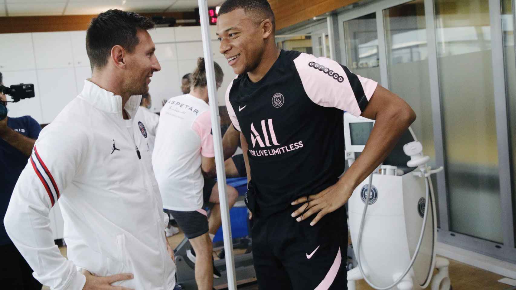 Leo Messi y Kylian Mbappé se saludan por primera vez, tras la llegada del argentino al club / PSG