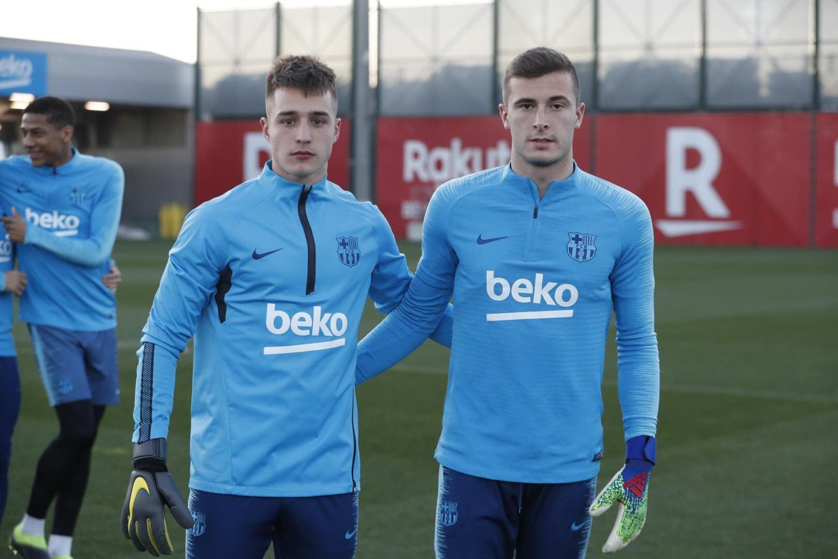 Arnau Tenas e Iñaki Peña, en un entrenamiento con el primer equipo la pasada temporada / FCB