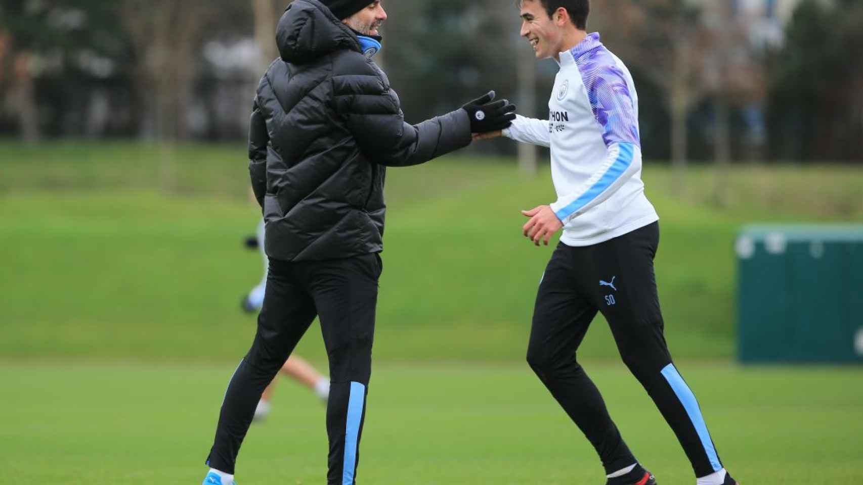 Guardiola, saludando a Éric García en un entrenamiento | EFE