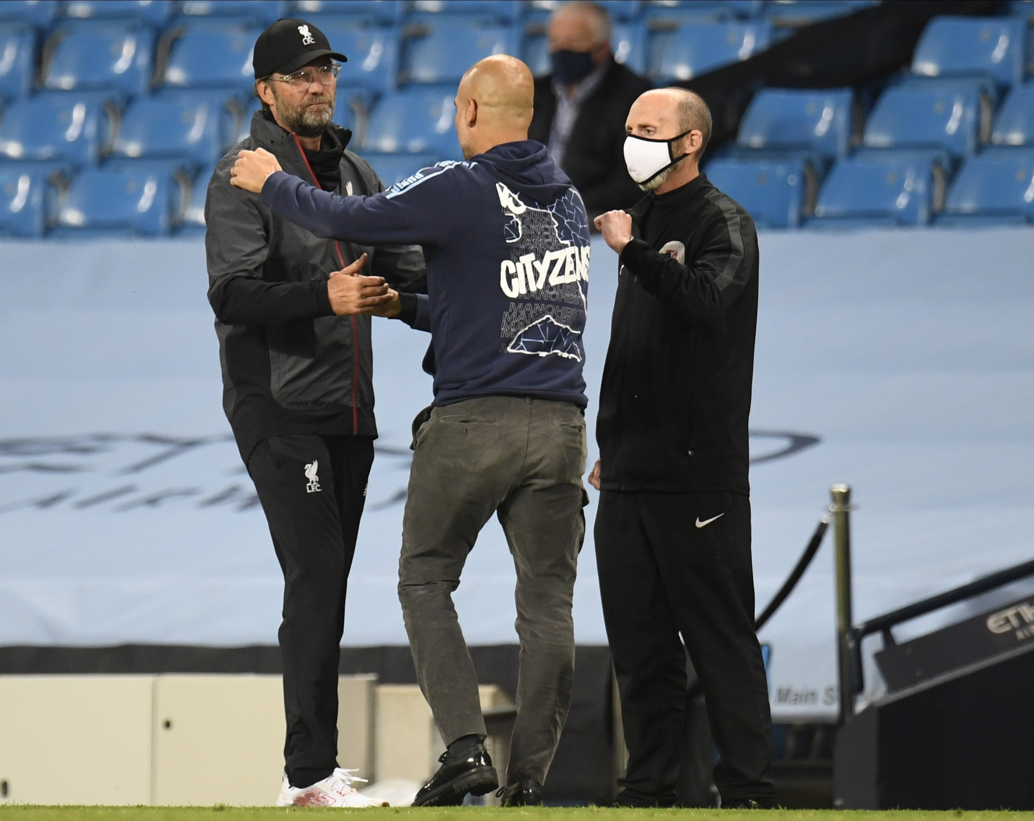 Jurgen Klopp y Pep Guardiola saludándose en un City-Liverpool / EFE