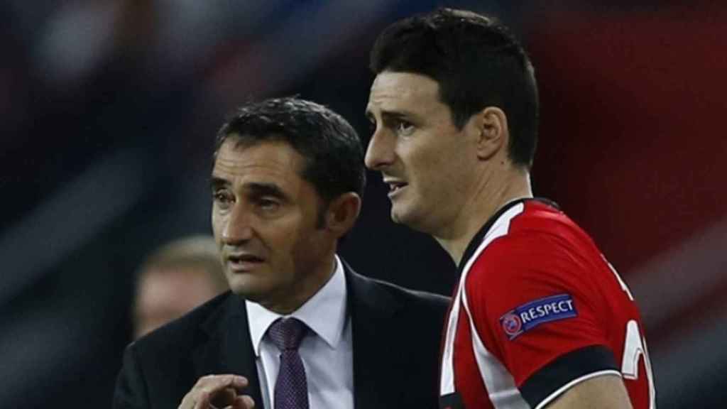 Valverde, dando instrucciones a Aduriz en su etapa en el Athletic | EFE