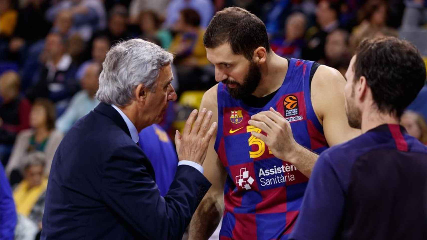 Mirotic, hablando con su entrenador Pesic | EFE