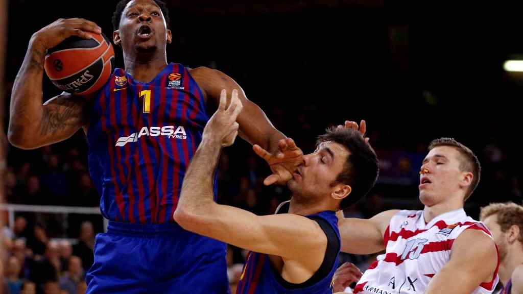 Kevin Seraphin atrapa un rebote en el Barça-Olimpia / EFE