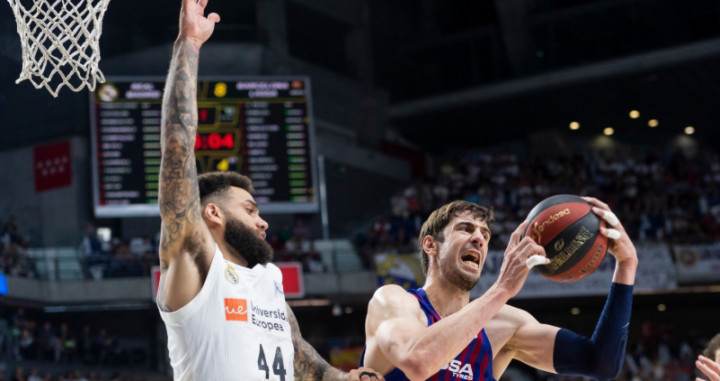 Ante Tomic en una acción en el clásico entre Barça y Real Madrid / EFE