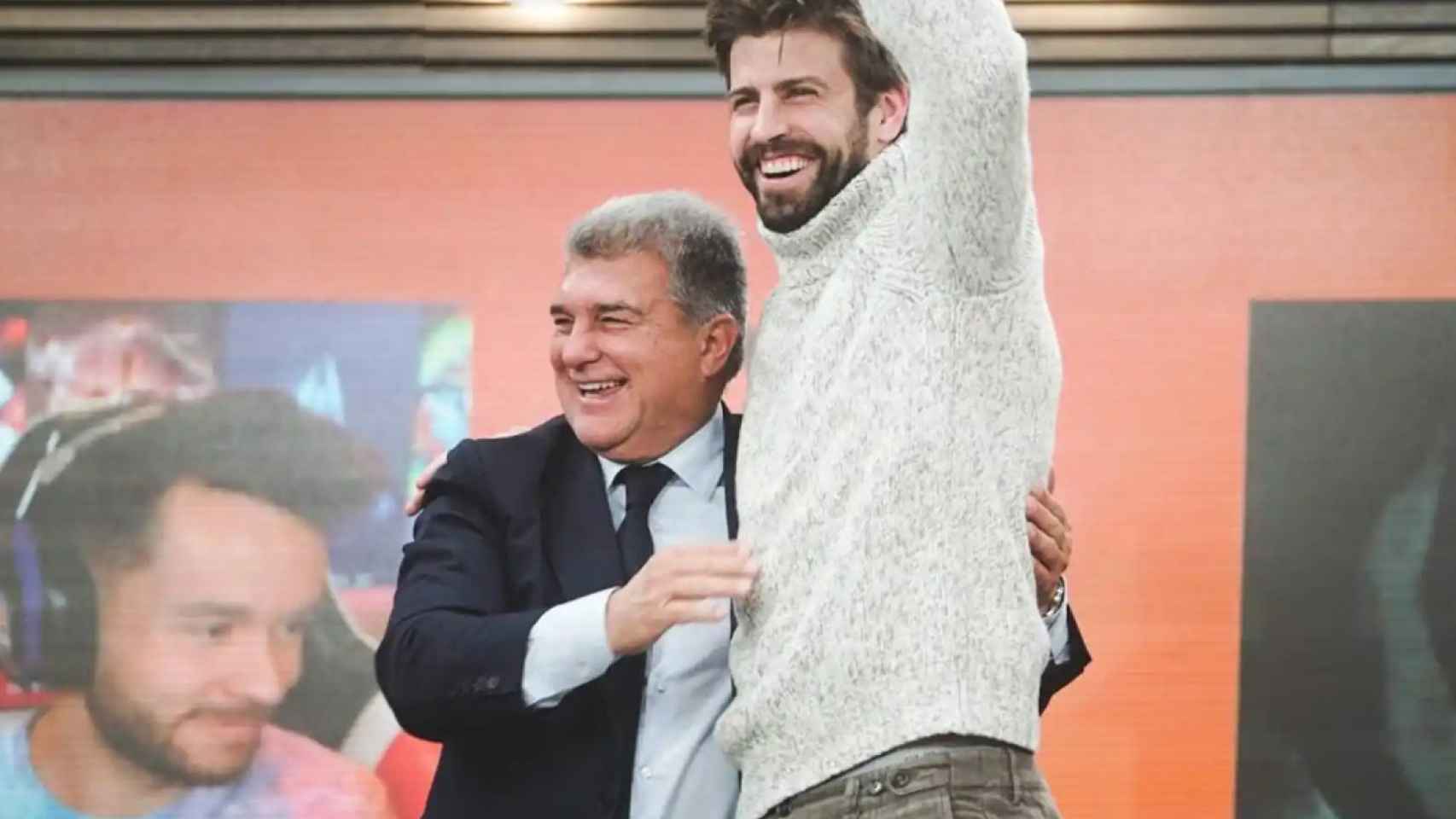 El abrazo entre Joan Laporta y Gerard Piqué, durante una transmisión de la Kings League / REDES