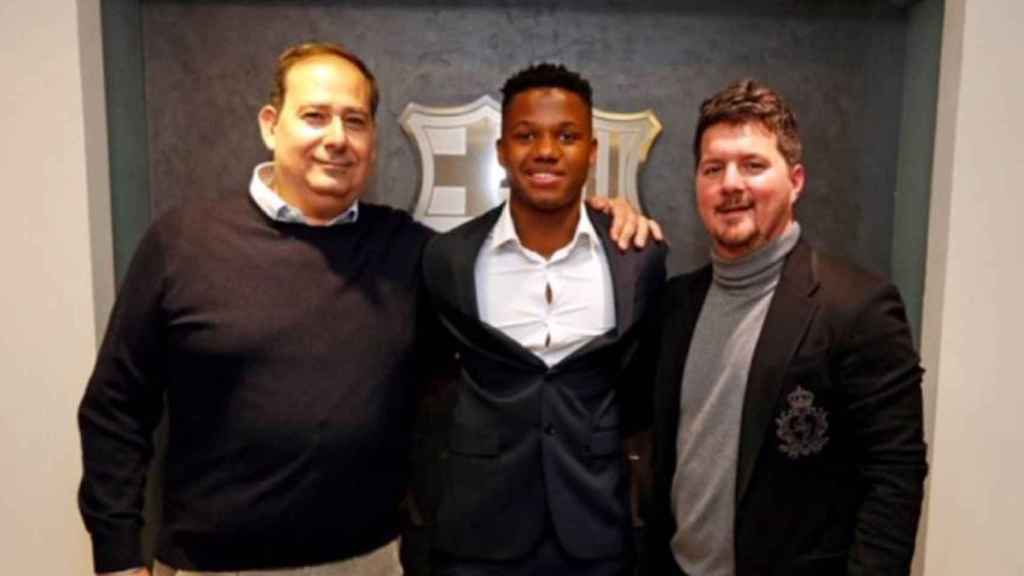 Francisco d'Argenio (izquierda) y Rodrigo Messi (derecha), posando junto a Ansu Fati tras renovar con el Barça en 2019 / Redes