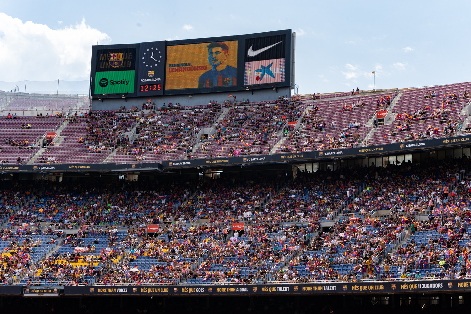 Marcador del Gol Sur del Camp Nou que será derribado / LUIS MIGUEL AÑÓN (CM)