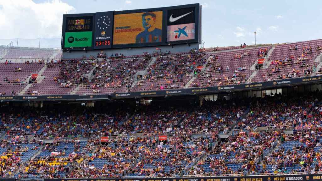 Marcador del Gol Sur del Camp Nou que será derribado / LUIS MIGUEL AÑÓN (CM)