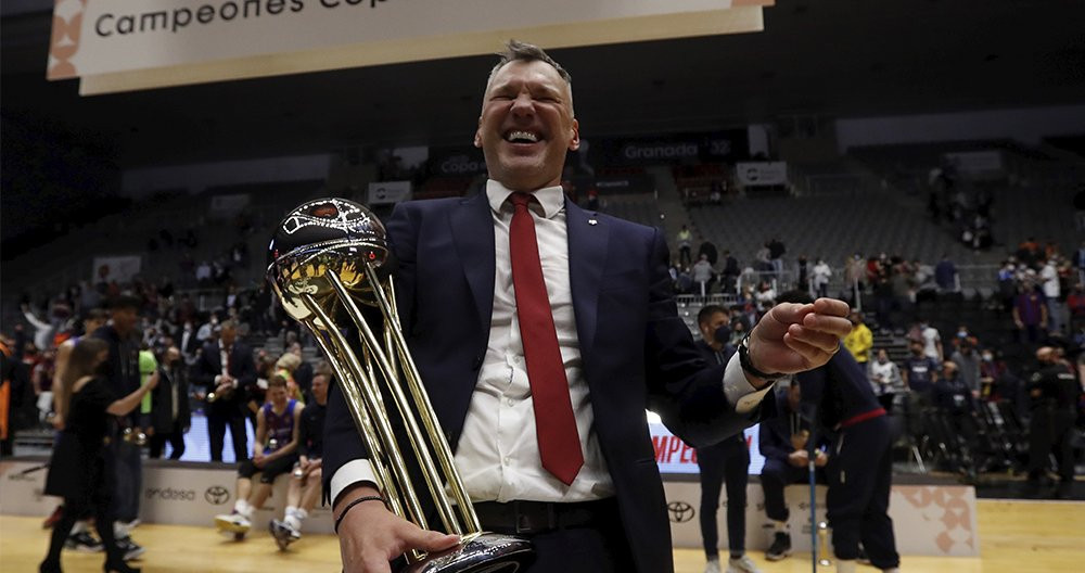 Sarunas Jasikevicius, eufórico tras ganar la Copa del Rey, sabe que el Barça mantendrá el presupuesto del baloncesto / EFE