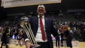 Sarunas Jasikevicius, eufórico tras ganar la Copa del Rey, sabe que el Barça mantendrá el presupuesto del baloncesto / EFE