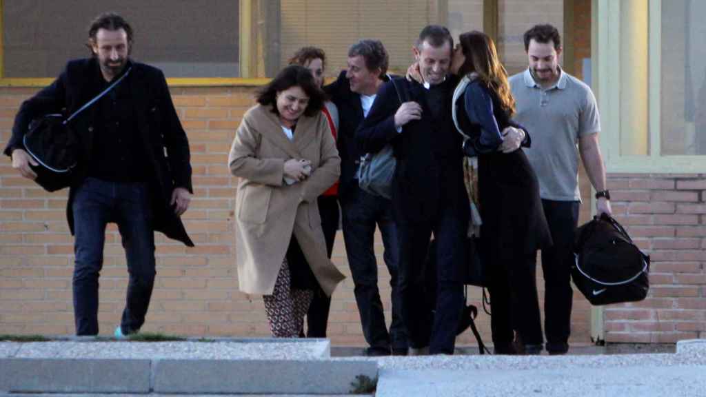 Sandro Rosell abrazado a su mujer Marta Pineda / EFE