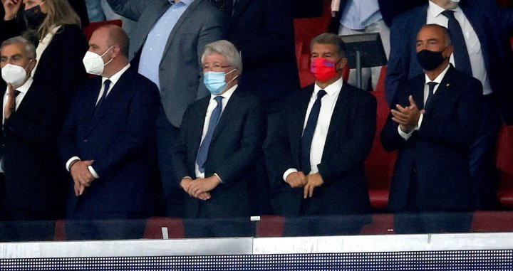 Laporta en el palco del Wanda Metropolitano con Cerezo / EFE