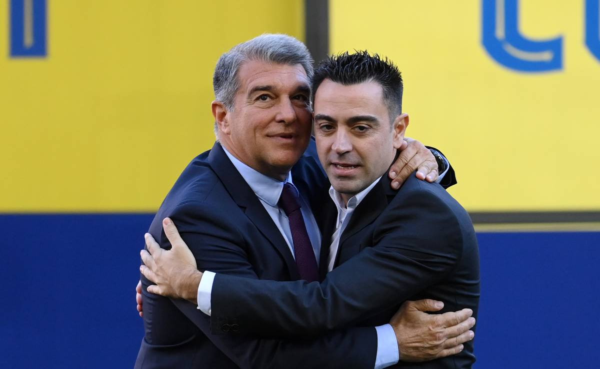 Laporta ha prometido a Xavi Hernández que buscará dinero hasta debajo de las piedras / EFE