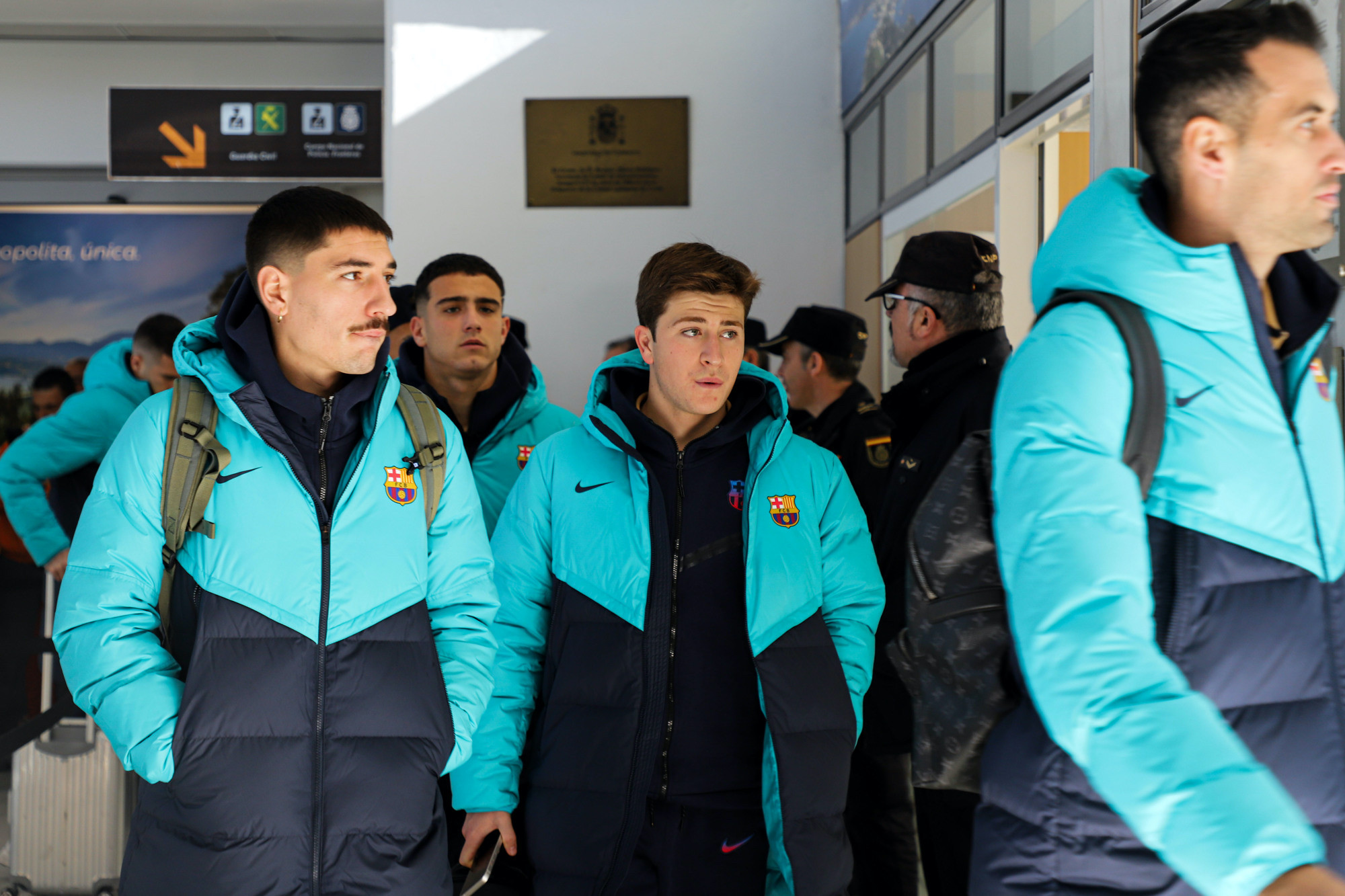 Bellerín, Pablo Torre y Busquets, antes de saber el bombazo en el sorteo de Copa del Rey / EFE