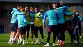 La alegría de los jugadores del Barça de Xavi, antes del enfrentamiento contra el Atlético de Madrid / FCB