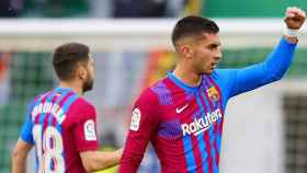 Ferran Torres, al lado de Jordi Alba, celebra su gol al Elche / FCB