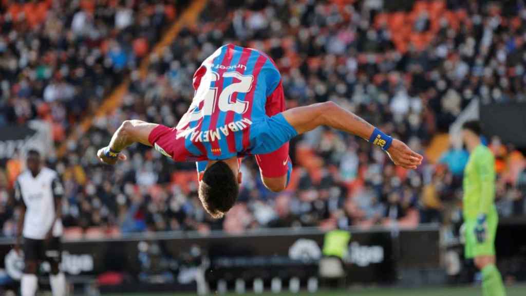 Aubameyang, dando una voltereta tras marcar contra el Valencia / EFE