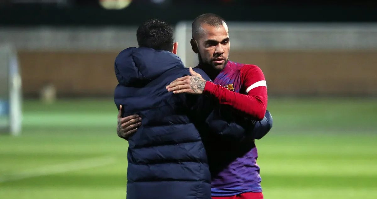 El abrazo entre Dani Alves y Xavi, en un entrenamiento del Barça / FCB