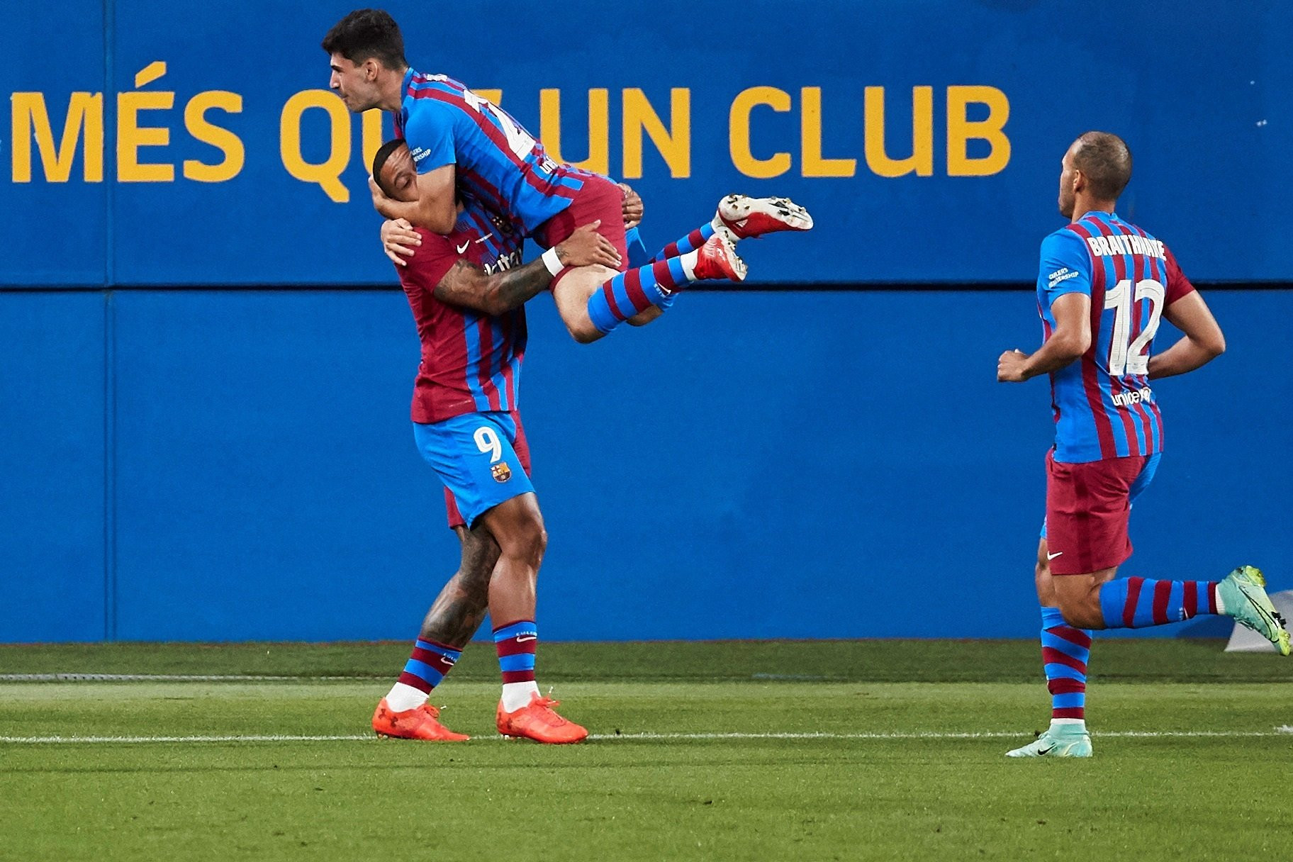 Memphis celebra un gol con Demir: ambos podrían beneficiarse de la salida de Messi / FC Barcelona