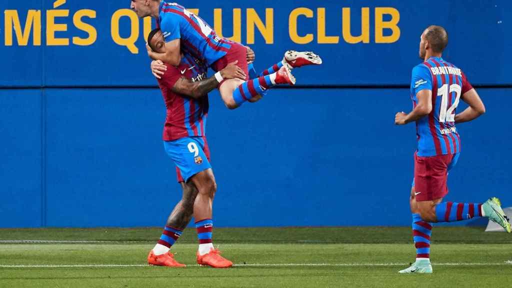 Memphis celebra un gol con Demir: ambos podrían beneficiarse de la salida de Messi / FC Barcelona