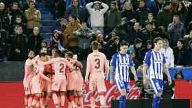 Los jugadores del Barça celebran la victoria contra el Alavés, clave para la Liga / EFE