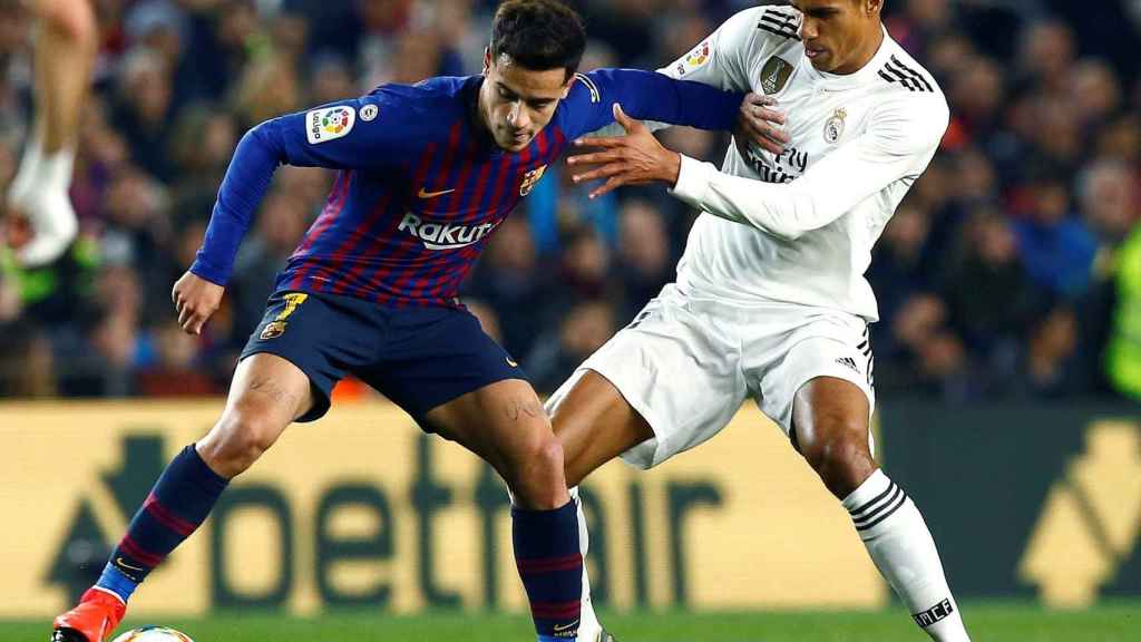 Coutinho frente a Varane en el encuentro ante el Real Madrid / EFE