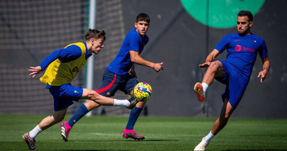 Pau Cubarsí, al fondo, acompañado de Gavi y Éric García / FCB