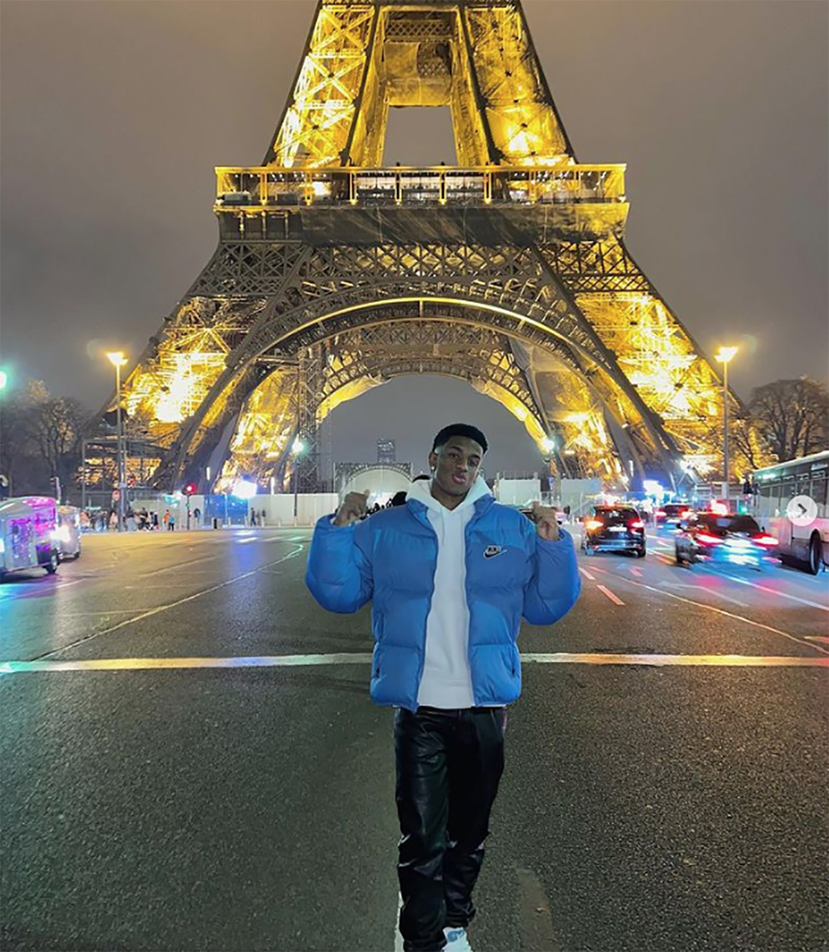 Alejandro Balde, fotografiándose delante de la Torre Eiffel / INSTAGRAM