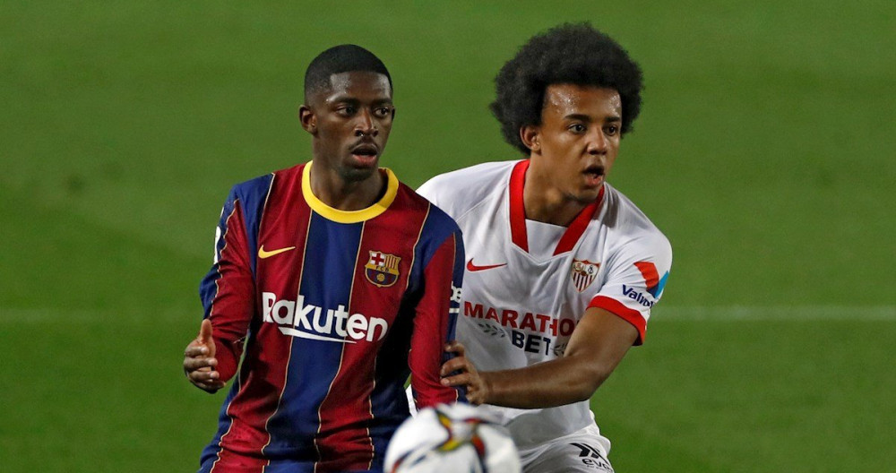 Dembelé y Jules Koundé pugnan por un balón / EFE