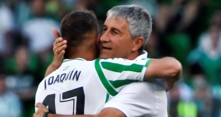 Quique Setién con Joaquín celebrando un gol del Betis / EFE