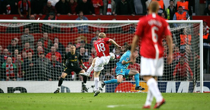 Paul Scholes marcando el gol que eliminaba al Barça de la Champions 2008 / EFE