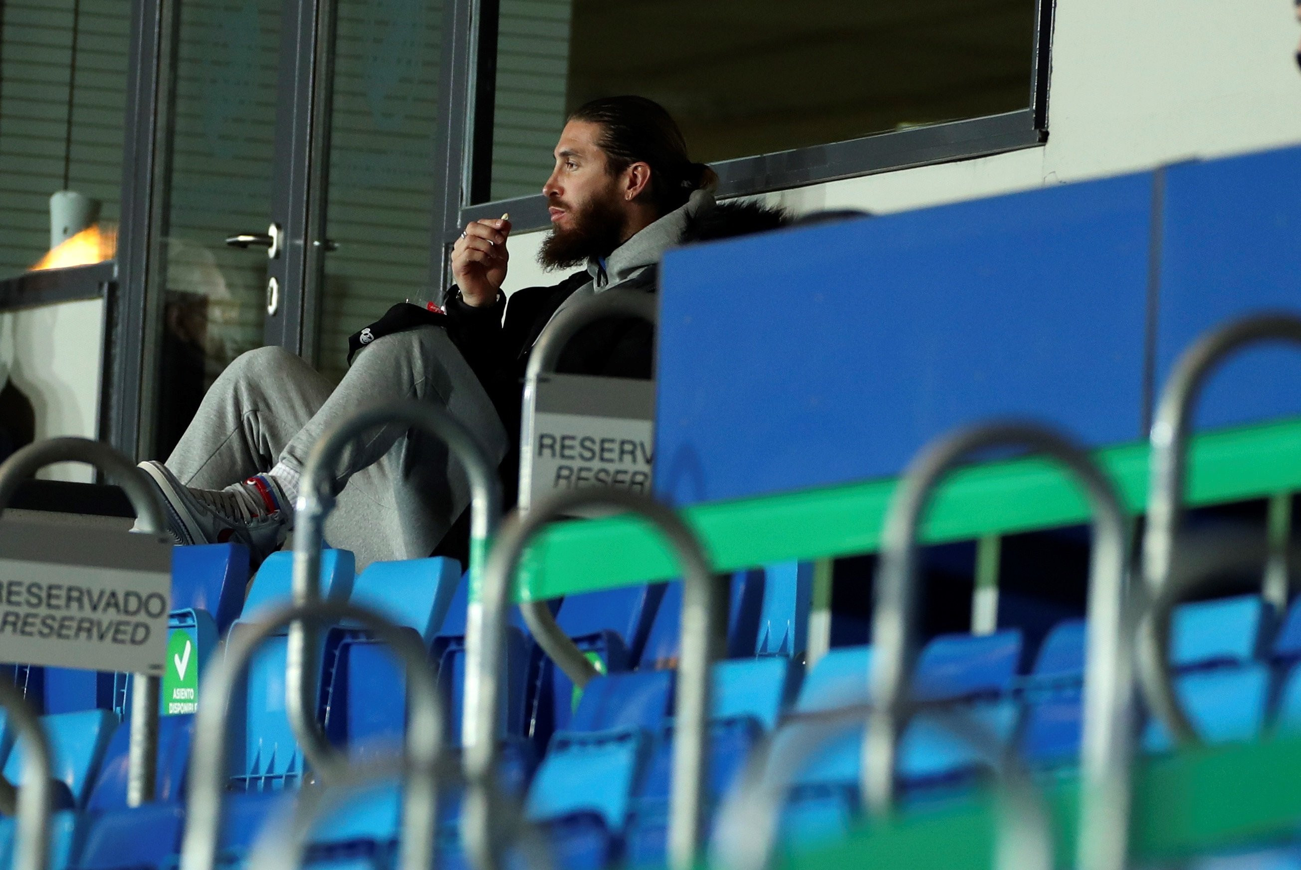 Sergio Ramos en la grada de Valdebebas contra el Celta / EFE