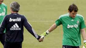 Casillas y Mourinho en un entrenamiento del Real Madrid / EFE