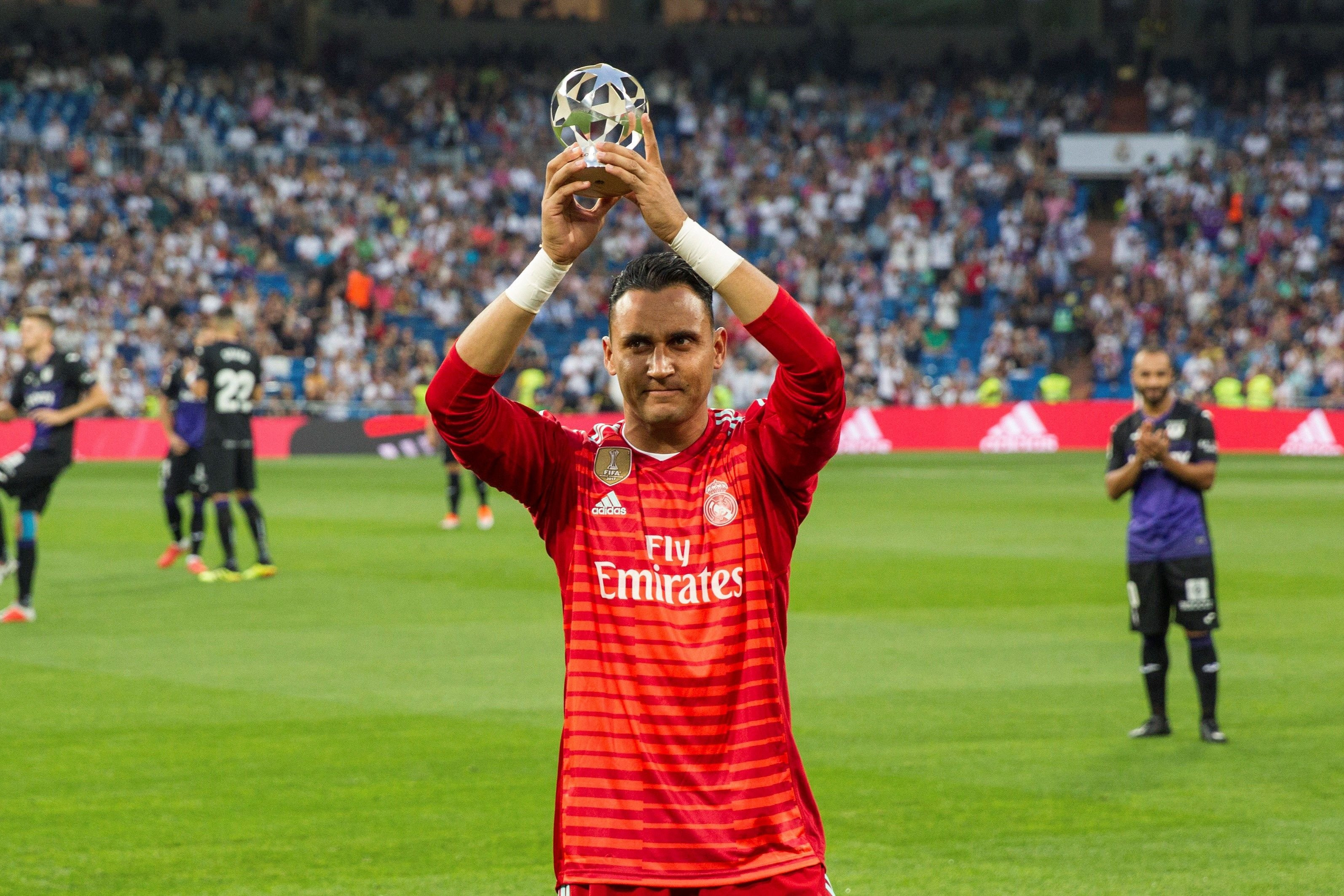 Keylor Navas recibe el premio al mejor portero de la Champions / EFE