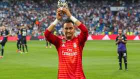 Keylor Navas recibe el premio al mejor portero de la Champions / EFE