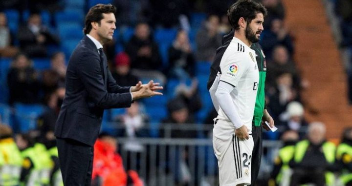 Una foto de Solari e Isco Alarcón antes de entrar al terreno de juego / EFE