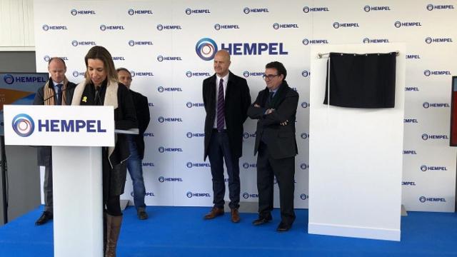 La consejera Àngels Chacón y directivos de Hempel en la inauguración de la planta de I+D de la compañía / GENCAT